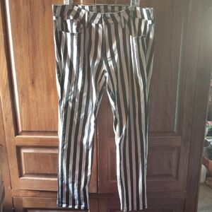 Size 38 Straight Leg Black And White Bold Stretch Jeans!